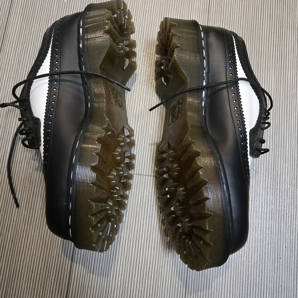 Dr. Martens Black and White women Brogue Shoes. Size 8 - Picture 3 of 3